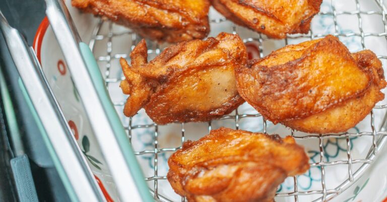 découvrez comment préparer des cuisses de poulet savoureuses et juteuses avec nos recettes simples et rapides. parfaites pour un dîner en famille ou un repas entre amis, ces cuisses de poulet se marient avec une variété d'accompagnements délicieux.