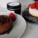 découvrez notre délicieuse mousse au chocolat, un dessert onctueux et aérien qui allie le goût intense du chocolat à une texture légère. idéal pour une occasion spéciale ou simplement pour satisfaire vos envies sucrées, cette mousse ravira les gourmands de tous âges.