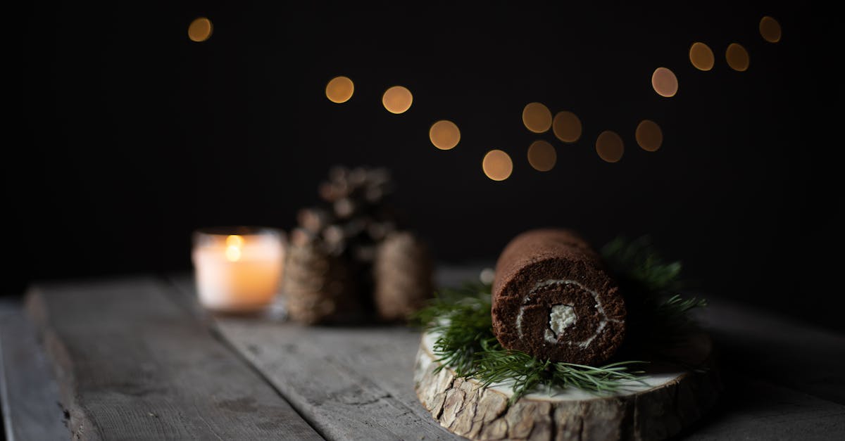 découvrez notre bûche de noël, un dessert traditionnel qui allie saveurs délicates et présentation festive. parfaite pour émerveiller vos convives lors des repas de fin d'année, elle saura apporter une touche de magie à vos célébrations. plongez dans l'esprit des fêtes avec cette délicieuse gourmandise !