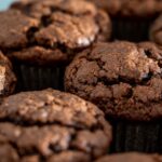 découvrez notre sorbet au chocolat noir, une délicieuse expérience gourmande. fait avec du chocolat noir de haute qualité, ce dessert glacé riche et onctueux ravira les amateurs de chocolat. parfait pour une pause sucrée ou un dessert léger, il allie intensité et fraîcheur.