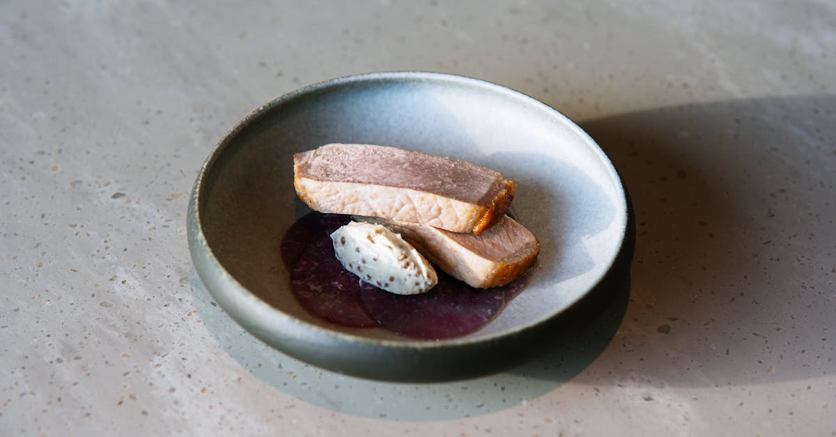découvrez le meilleur de la cuisine française avec notre recette de magret de canard. apprenez à préparer ce succulent plat de poitrine de canard, tendre et savoureux, qui ravira vos invités lors de vos dîners. une expérience gastronomique inoubliable!