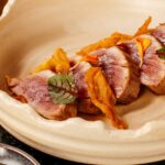 découvrez une délicieuse recette de magret de canard, savoureuse et raffinée, parfaite pour impressionner vos invités. suivez nos conseils pour réussir la cuisson de ce plat emblématique de la gastronomie française.