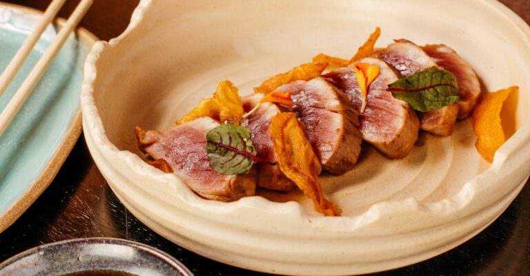 découvrez une délicieuse recette de magret de canard, savoureuse et raffinée, parfaite pour impressionner vos invités. suivez nos conseils pour réussir la cuisson de ce plat emblématique de la gastronomie française.