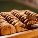 découvrez la recette irrésistible des cookies au chocolat fondant, croustillants à l'extérieur et moelleux à l'intérieur. parfaits pour satisfaire toutes vos envies sucrées, ces biscuits au chocolat sauront ravir petits et grands. préparez-vous à vous régaler avec ces douceurs irrésistibles !