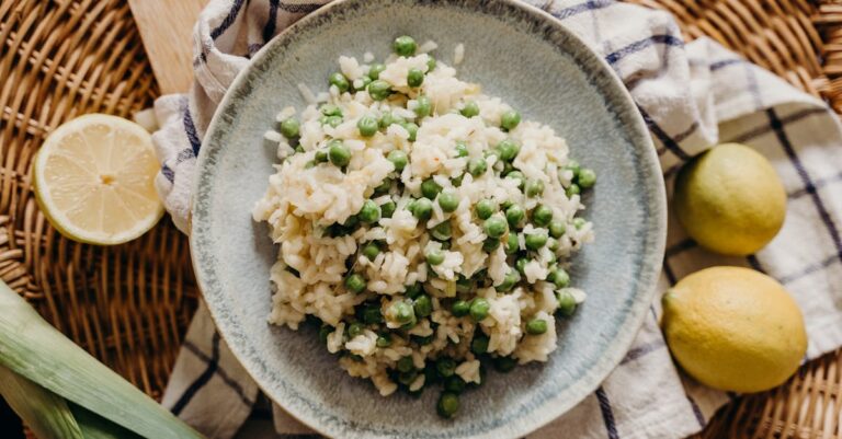découvrez notre délicieuse recette de risotto, un plat crémeux et savoureux à base de riz arborio, parfait pour vos repas en famille ou entre amis. apprenez les astuces pour un risotto réussi, que ce soit aux champignons, aux fruits de mer ou aux légumes, et émerveillez vos convives avec des saveurs authentiques.