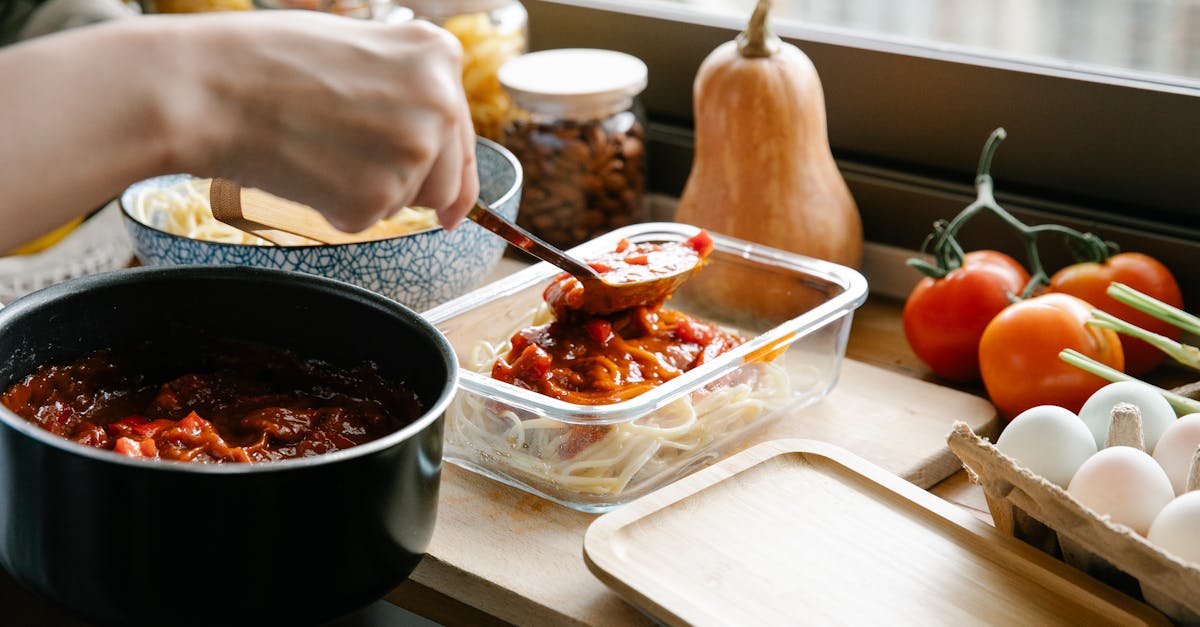 découvrez la recette authentique de la bolognaise, un plat savoureux et réconfortant, composé de viande hachée, de tomates et d'herbes aromatiques. parfait pour un repas en famille ou entre amis, cette sauce riche et délicieuse se marie à merveille avec des pâtes al dente.