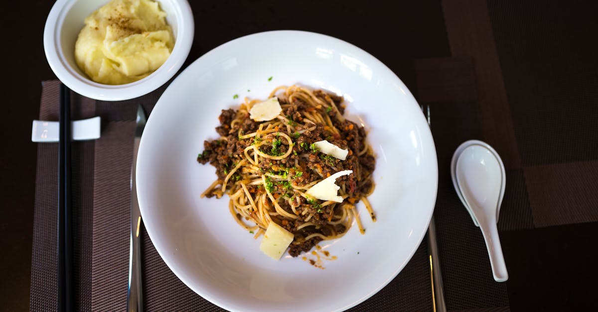découvrez la recette authentique de la sauce bolognaise, un plat italien savoureux à base de viande hachée, tomates, oignons et herbes aromatiques. idéale pour accompagner vos pâtes préférées, cette bolognaise home-made ravira vos papilles et celles de vos invités. apprenez à préparer ce classique de la gastronomie italienne facilement et rapidement.