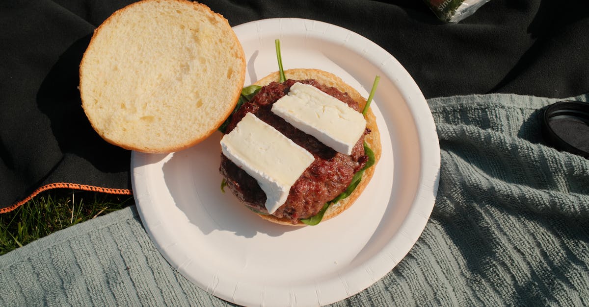 découvrez notre délicieuse recette de cheeseburger pie, une fusion créative entre le traditionnel cheeseburger et une garniture de tarte savoureuse. parfait pour un dîner en famille ou entre amis, ce plat réconfortant ravira les amateurs de fromage et de viande hachée. facile à préparer, il promet de devenir un incontournable de vos repas !