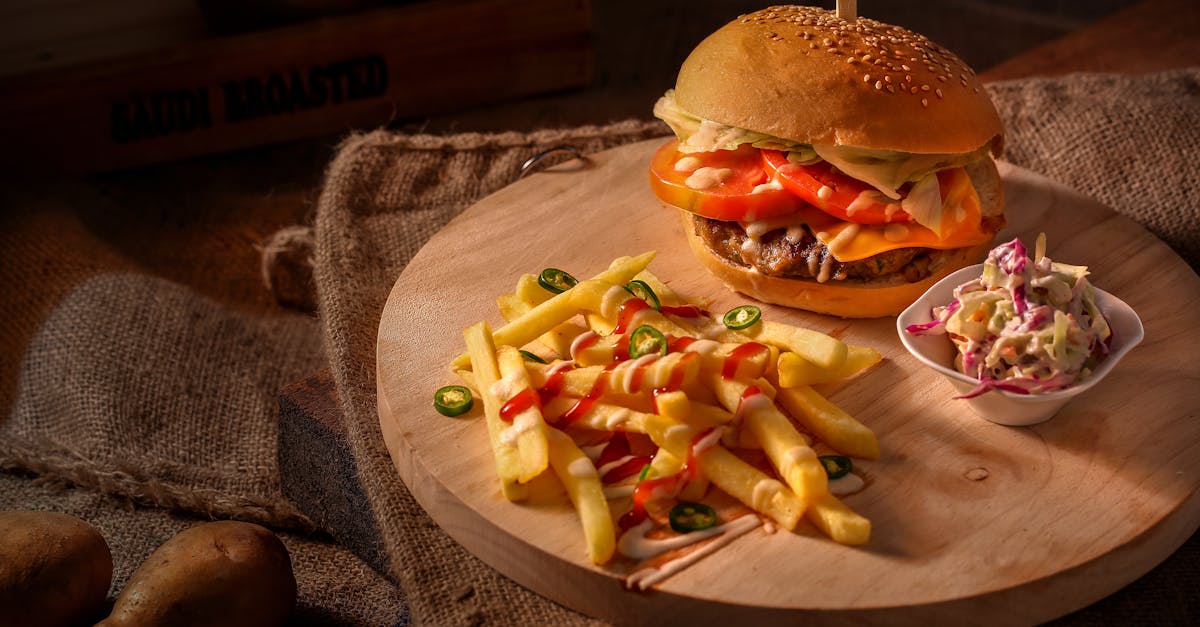 découvrez notre recette irrésistible de cheeseburger pie, une délicieuse tarte salée alliant la richesse du fromage fondant et la saveur juteuse du hamburger. parfaite pour vos repas en famille ou entre amis, ce plat savoureux allie la tradition du cheeseburger à une présentation originale qui ravira tous les palais.
