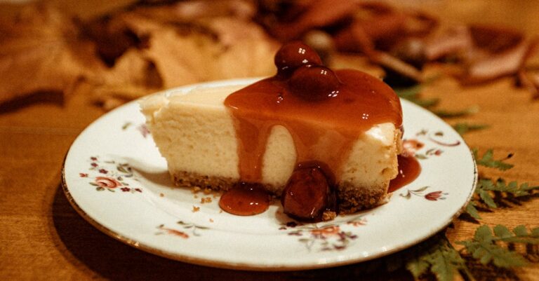 découvrez notre délicieuse recette de cheesecake, un dessert crémeux et savoureux qui ravira vos papilles. facile à préparer, parfait pour toutes les occasions, il saura séduire vos invités avec sa texture légère et son goût irrésistible.