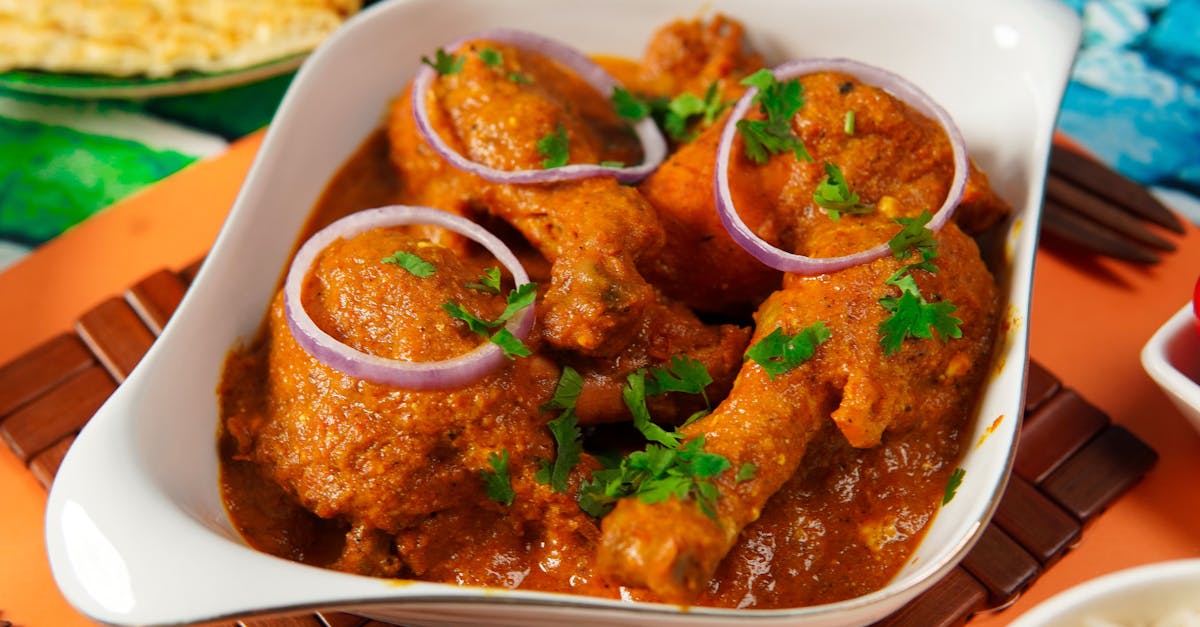 découvrez notre savoureux curry de poulet, une recette délicieuse et réconfortante qui combine des morceaux de poulet tendre, des épices exotiques et une sauce crémeuse. parfait pour un dîner en famille ou entre amis, ce plat est facile à préparer et saura ravir vos papilles. laissez-vous séduire par les arômes envoûtants de ce classique de la cuisine indienne.