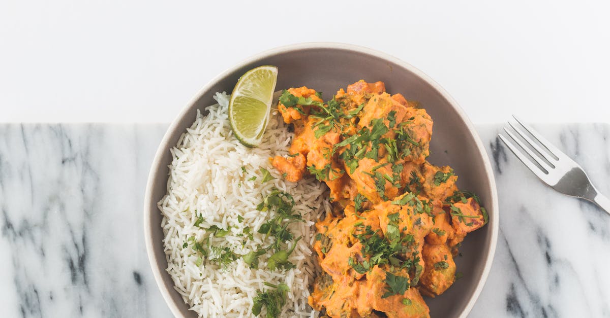 découvrez notre délicieux curry de poulet, une recette savoureuse alliant épices aromatiques et tendres morceaux de poulet. idéal pour régaler vos proches lors d'un repas réconfortant, ce plat exotique vous transportera directement en inde. facile à préparer, il fera le bonheur des amateurs de cuisine épicée !