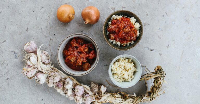 découvrez notre savoureux chicken curry, un plat réconfortant aux épices envoûtantes et aux morceaux de poulet tendres. idéal pour une soirée en famille ou entre amis, il éveillera vos papilles et apportera une touche d'exotisme à votre table.