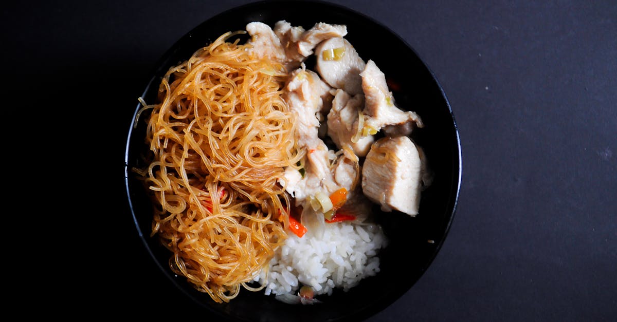 découvrez la recette classique du chicken rice, un plat savoureux et réconfortant à base de poulet tendre et de riz parfumé, idéal pour un repas en famille ou entre amis. apprenez à préparer ce délice asiatique en quelques étapes simples et régalez vos papilles avec des saveurs authentiques.