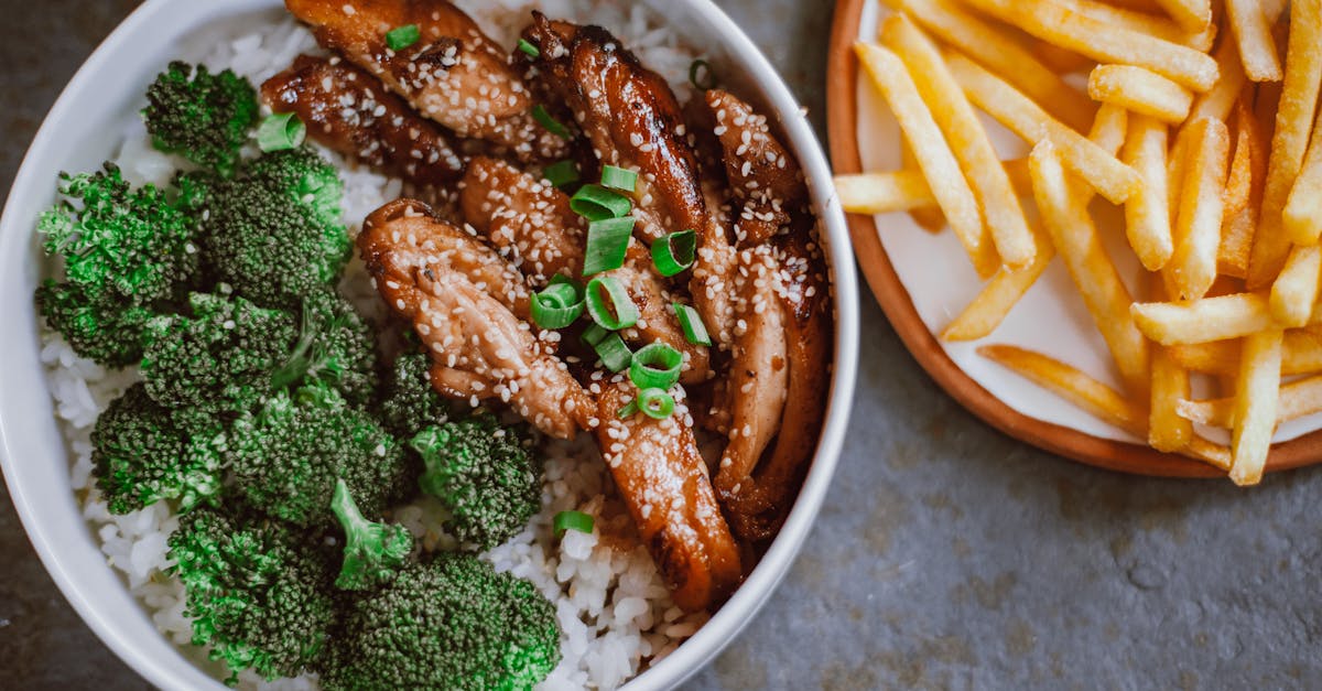 découvrez notre délectable poulet riz, un plat emblématique rempli de saveurs authentiques, préparé avec du poulet tendre et du riz parfumé, parfait pour les amateurs de cuisine asiatique. savourez une expérience culinaire inoubliable!