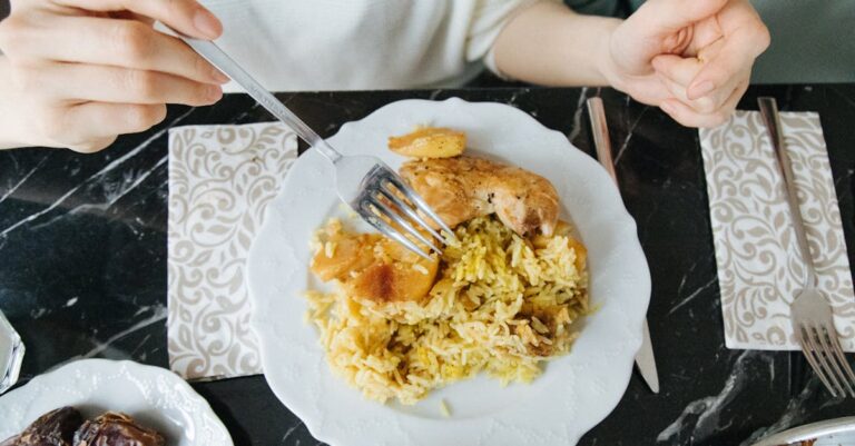 découvrez le délicieux plat de riz au poulet, une recette savoureuse alliant tendreté du poulet et parfum du riz, idéale pour un repas réconfortant. parfait pour les amateurs de cuisine asiatique !