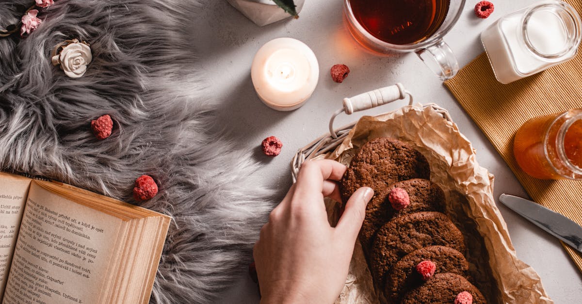 découvrez notre délicieuse recette de cookies au chocolat, croustillants à l'extérieur et fondants à l'intérieur. parfaits pour une pause gourmande ou un dessert irrésistible, ces biscuits vont ravir les amateurs de chocolat. faciles à préparer, ils sont une parfaite combinaison de douceur et de saveur.