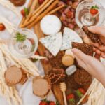 savourez des biscuits au chocolat irrésistibles, croustillants à l'extérieur et fondants à l'intérieur. parfaits pour un goûter ou une pause sucrée, ces délices chocolatés raviront les amateurs de douceurs. découvrez la recette facile et rapide pour réaliser ces petits plaisirs à la maison.