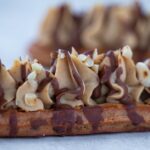 découvrez l'art de préparer la pâte à choux, une base incontournable de la pâtisserie française. apprenez les techniques essentielles pour réaliser des éclairs, des profiteroles et des chouquettes délicieuses, et éveillez vos papilles avec des saveurs variées.