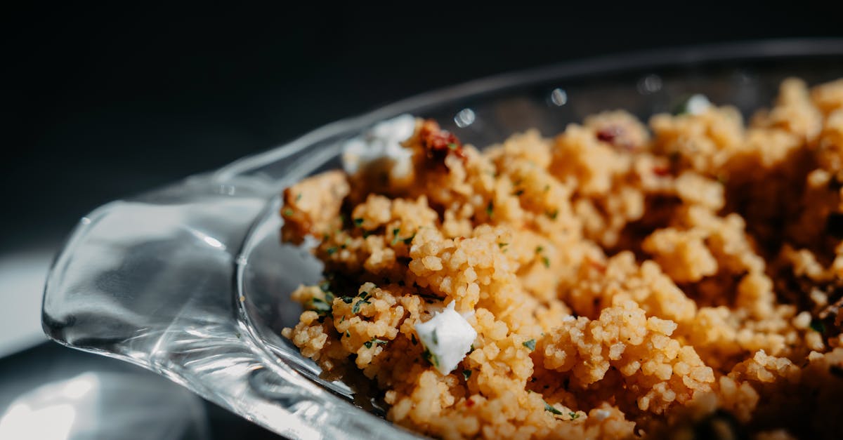 découvrez la richesse du couscous, ce plat traditionnel originaire du maghreb, préparé avec des grains de semoule délicatement cuits à la vapeur et servi avec des légumes, des viandes savoureuses et des épices aromatiques. un voyage culinaire incontournable qui ravira vos papilles!