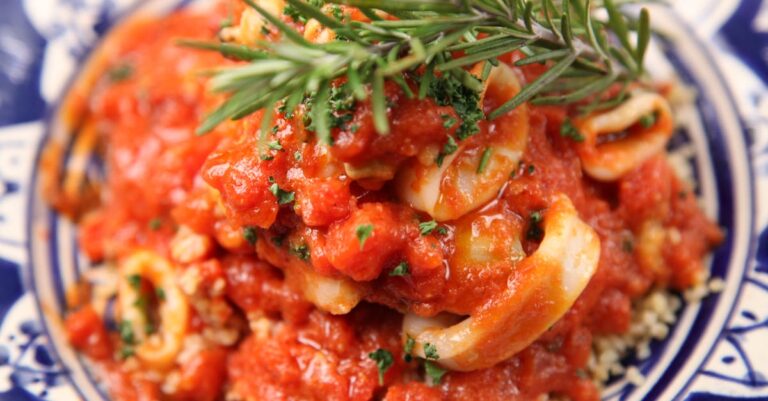 découvrez les secrets du couscous, ce plat emblématique de la cuisine nord-africaine. apprenez à préparer cette délicieuse semoule accompagnée de légumes, viandes et épices savoureuses. un véritable voyage culinaire à savourer en famille ou entre amis !