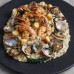 découvrez notre recette de risotto crémeux aux épinards, un plat savoureux et réconfortant. une parfaite harmonie de riz arborio, d'épinards frais et de crème onctueuse, idéal pour un dîner en famille ou entre amis.