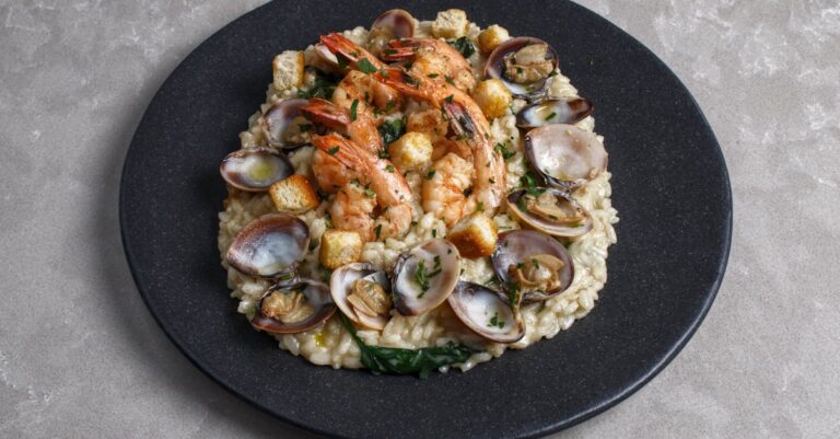 découvrez notre recette de risotto crémeux aux épinards, un plat savoureux et réconfortant. une parfaite harmonie de riz arborio, d'épinards frais et de crème onctueuse, idéal pour un dîner en famille ou entre amis.