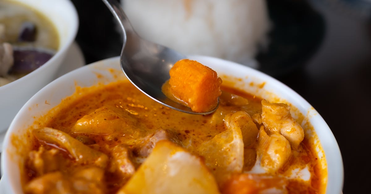 découvrez notre savoureuse recette de curry chicken, un plat exotique et épicé qui allie tendres morceaux de poulet à une sauce crémeuse riche en saveurs. parfait pour les amateurs de cuisine aux influences asiatiques, ce curry est facile à préparer et idéal pour un repas convivial en famille ou entre amis.