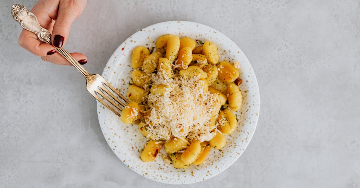 découvrez la délicieuse recette des gnocchis, ces petites pâtes italiennes moelleuses et savoureuses, parfaites pour un repas réconfortant. apprenez à les préparer facilement chez vous et explorez différentes sauces pour les accompagner.
