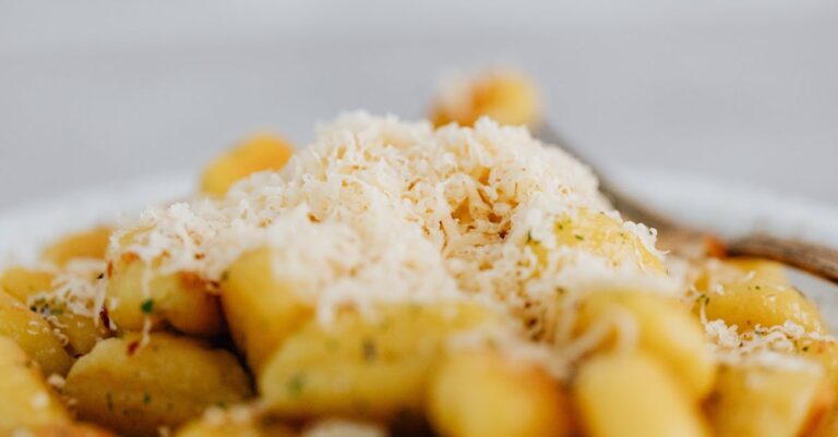 découvrez la délicieuse recette des gnocchis, ces petites pâtes italiennes tendres et savoureuses. parfaits avec une sauce tomate, du pesto ou un beurre noisette, les gnocchis sont faciles à préparer et raviront vos papilles. essayez notre guide complet pour des gnocchis faits maison réussis !