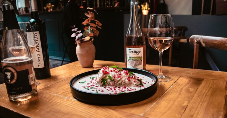découvrez la recette authentique de la sauce gribiche, une délicieuse vinaigrette française à base d'œufs durs, de cornichons et d'herbes fraîches. parfaite pour accompagner vos viandes froides, poissons ou légumes, cette sauce apportera une touche savoureuse et originale à vos plats.