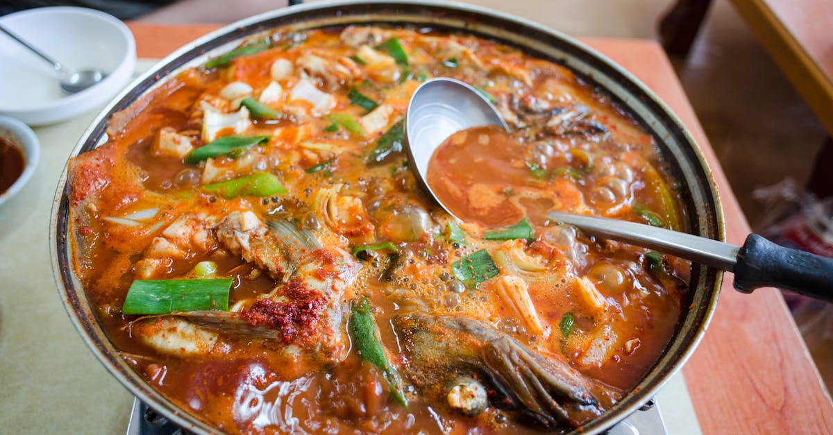 découvrez notre délicieuse recette de soupe de poireaux, un plat réconfortant et savoureux, parfait pour réchauffer vos soirées. fabriquée à partir d'ingrédients frais et simples, cette soupe crémeuse allie la douceur des poireaux à des épices réconfortantes. idéale en entrée ou en plat principal, à savourer seul ou accompagné de pain croûté.
