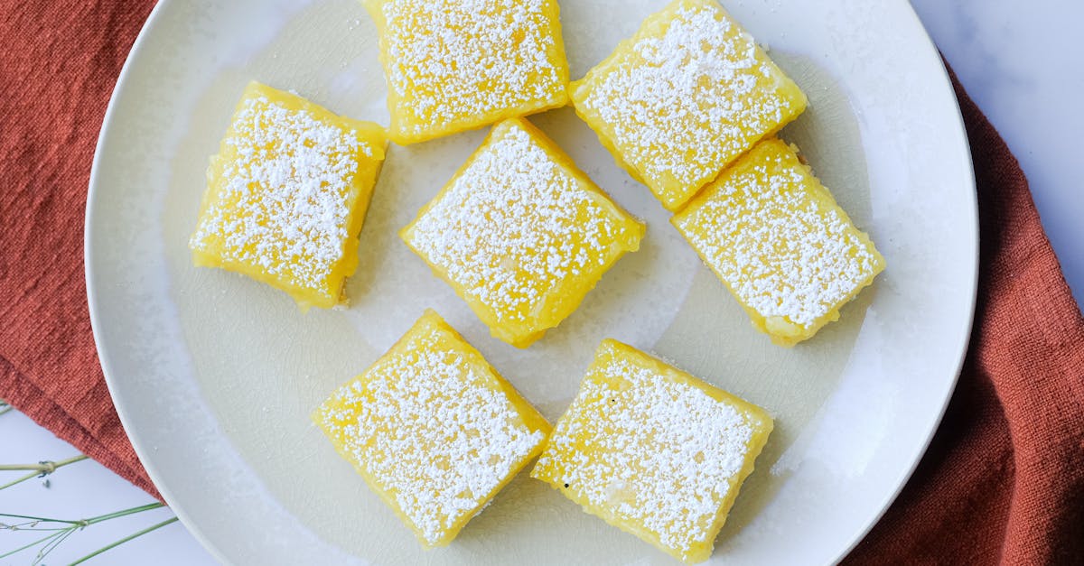 découvrez la recette parfaite des lemon squares, ces délicieuses barres au citron à la fois acidulées et sucrées. idéales pour une collation rafraîchissante ou un dessert léger, ces douceurs raviront vos papilles avec leur texture fondante et leur croûte croustillante. essayez-les et apportez une touche de fraîcheur à vos repas!