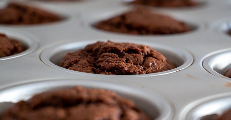 découvrez nos délicieuses recettes de muffins moelleux et gourmands, idéales pour le petit-déjeuner ou le goûter. des saveurs classiques aux combinaisons audacieuses, laissez-vous séduire par ces douceurs qui raviront vos papilles.