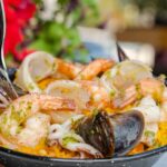 découvrez la délicieuse paella, un plat emblématique de la cuisine espagnole, alliant riz savamment assaisonné, fruits de mer frais et viandes savoureuses. parfait pour une soirée entre amis ou en famille, embarquez pour un voyage culinaire au cœur de l'espagne!