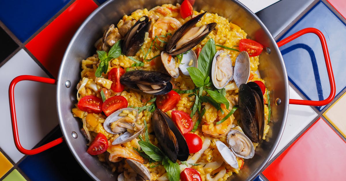 découvrez la paella, un délicieux plat espagnol à base de riz, de fruits de mer, de viande et de légumes, dont les saveurs authentiques vous transporteront directement sous le soleil de valence. recette simple et conviviale idéale pour vos repas en famille ou entre amis.