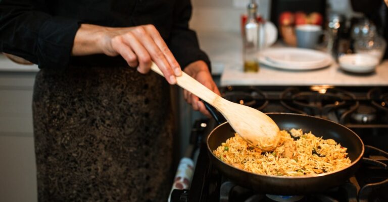 découvrez la recette du pilaf, un plat savoureux à base de riz parfumé délicatement assaisonné et cuit à la perfection. idéal pour accompagner vos viandes, légumes ou se déguster seul, le pilaf est une invitation à un voyage culinaire plein de saveurs.