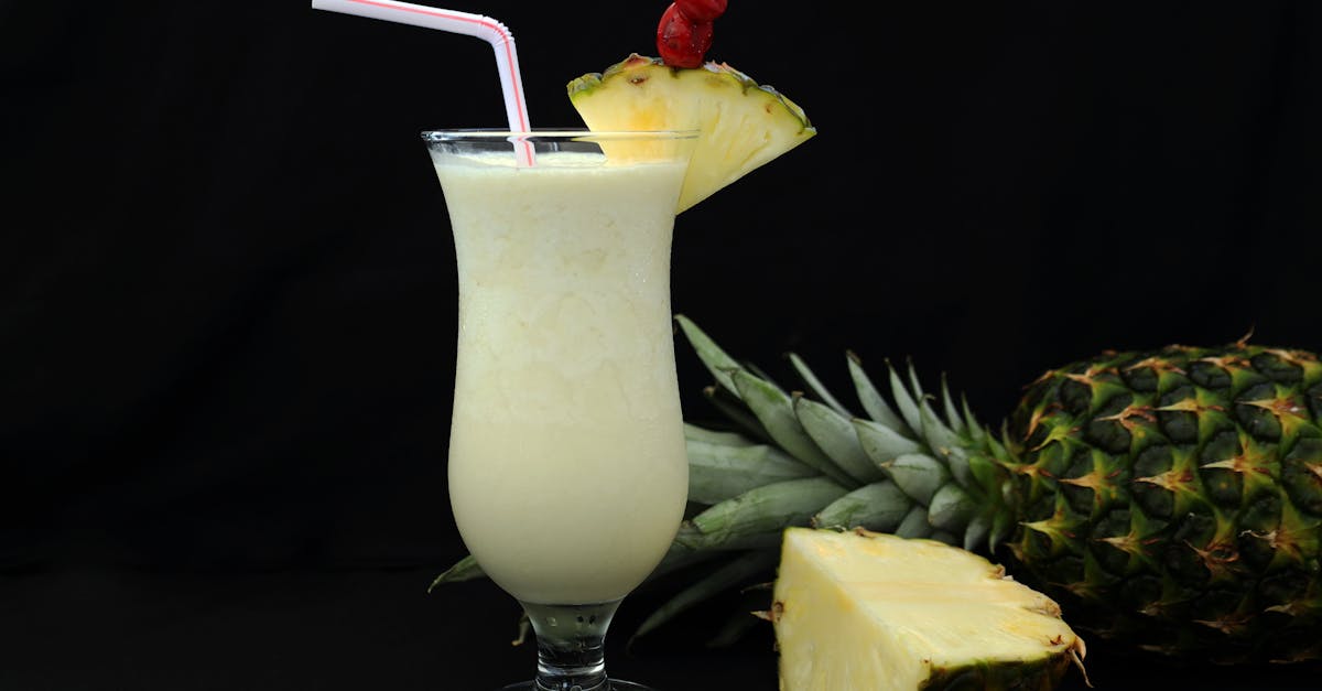 découvrez la recette classique de la pina colada, un cocktail tropical exquis à base de rhum, de lait de coco et d'ananas. savourez ce délice sucré qui vous transporte sous les palmiers, parfait pour vos soirées d'été ou vos moments de détente.