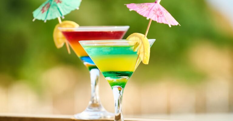 découvrez la recette parfaite de la pina colada, ce cocktail exotique à base d'ananas et de noix de coco. rafraîchissant et crémeux, savourez l'été dans chaque gorgée!