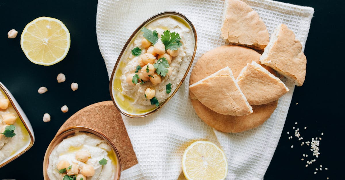 découvrez la pâte de coing, un délice sucré aux saveurs rehaussées, idéale pour accompagner vos fromages ou pour réaliser des desserts raffinés. apprenez à préparer cette spécialité traditionnelle et savourez sa texture onctueuse et son goût unique.
