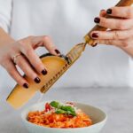 découvrez la richesse et la crémeux du risotto, un plat italien emblématique à base de riz. apprenez à préparer cette délicieuse recette qui se décline en multiples variantes, des champignons aux fruits de mer, et savourez un moment de convivialité autour de cette spécialité traditionnelle.