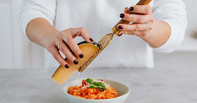 découvrez la richesse et la crémeux du risotto, un plat italien emblématique à base de riz. apprenez à préparer cette délicieuse recette qui se décline en multiples variantes, des champignons aux fruits de mer, et savourez un moment de convivialité autour de cette spécialité traditionnelle.