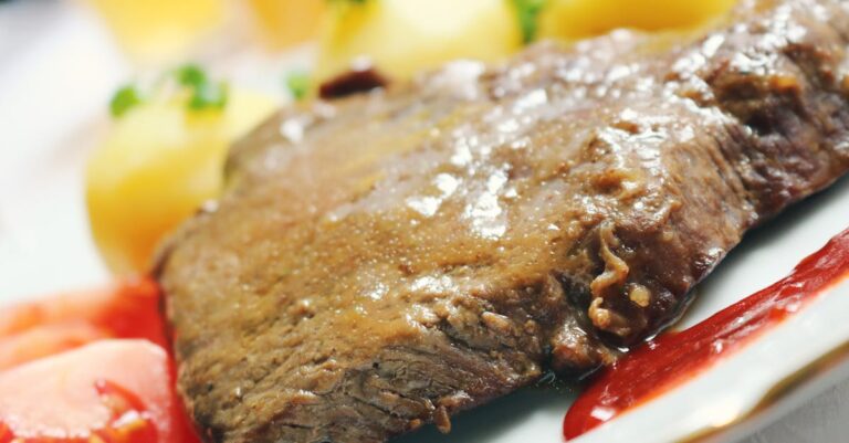 découvrez notre succulent roast beef, tendre et savoureux, parfait pour vos repas en famille ou entre amis. préparé avec soin, accompagné de délicieux accompagnements, il saura ravir vos papilles. idéal pour un dîner festif ou un pique-nique, laissez-vous séduire par ce plat incontournable de la cuisine anglaise.
