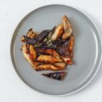 découvrez notre délicieuse recette d'aubergine rôtie, un plat savoureux et réconfortant qui met en valeur la beauté de ce légume. parfait pour accompagner vos repas ou comme plat principal, l'aubergine rôtie est à la fois simple à réaliser et pleine de goût. explorez des astuces et des variations pour savourer ce délice méditerranéen !