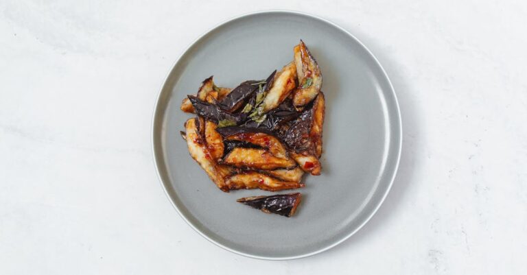 découvrez notre délicieuse recette d'aubergine rôtie, un plat savoureux et réconfortant qui met en valeur la beauté de ce légume. parfait pour accompagner vos repas ou comme plat principal, l'aubergine rôtie est à la fois simple à réaliser et pleine de goût. explorez des astuces et des variations pour savourer ce délice méditerranéen !