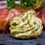 découvrez le safran, l'épice précieuse aux multiples bienfaits. apprenez tout sur son origine, ses utilisations en cuisine et ses vertus pour la santé.