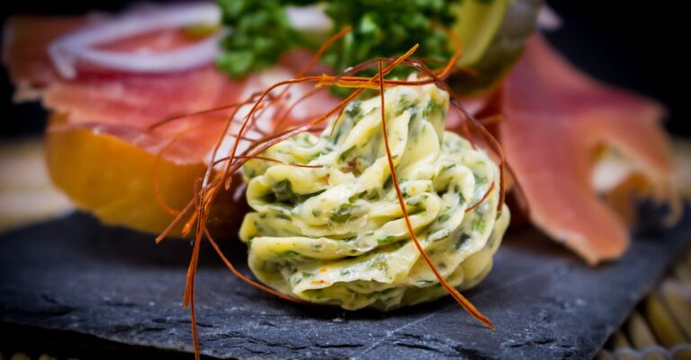 découvrez le safran, l'épice précieuse aux multiples bienfaits. apprenez tout sur son origine, ses utilisations en cuisine et ses vertus pour la santé.