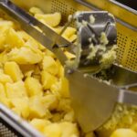 découvrez comment cuire des pommes de terre à la vapeur de manière simple et délicieuse. apprenez des astuces pour conserver tous leurs nutriments et leur saveur, tout en ajoutant une touche créative à vos plats.