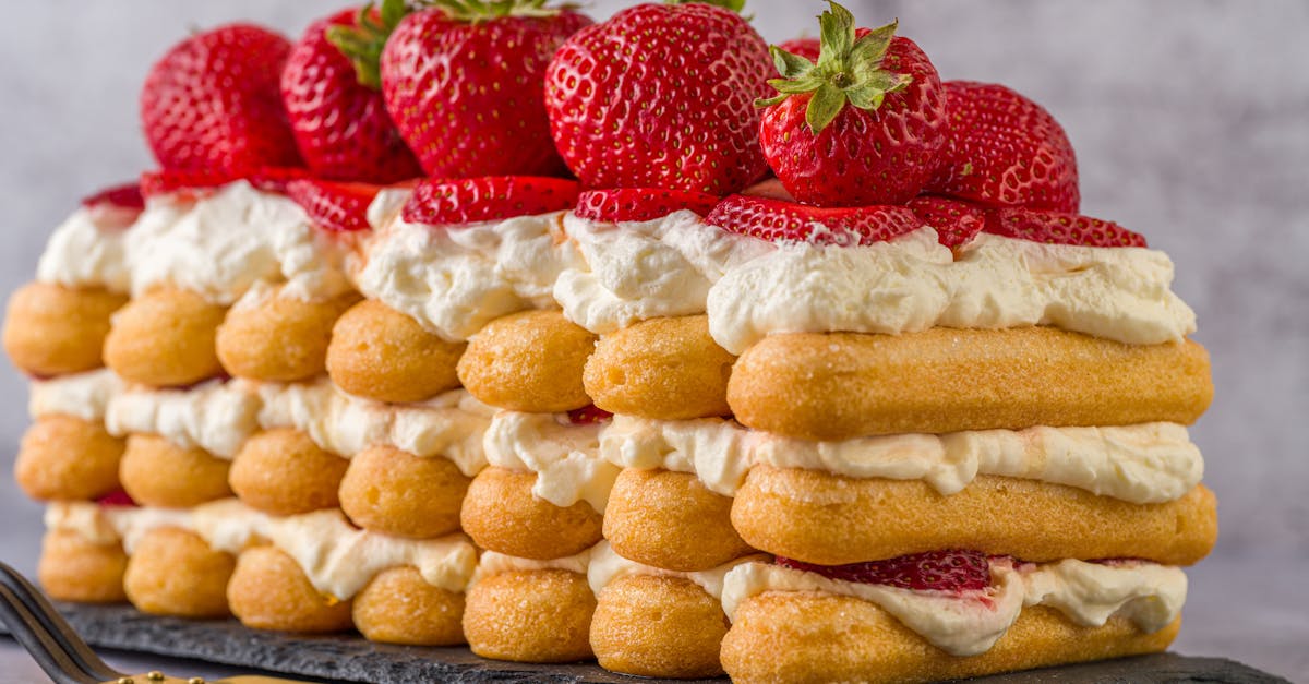découvrez notre délicieuse recette de tiramisu aux fraises, un dessert crémeux et fruité qui allie la légèreté du mascarpone à la douceur des fraises fraîches. parfait pour impressionner vos invités ou pour un moment de gourmandise à la maison.