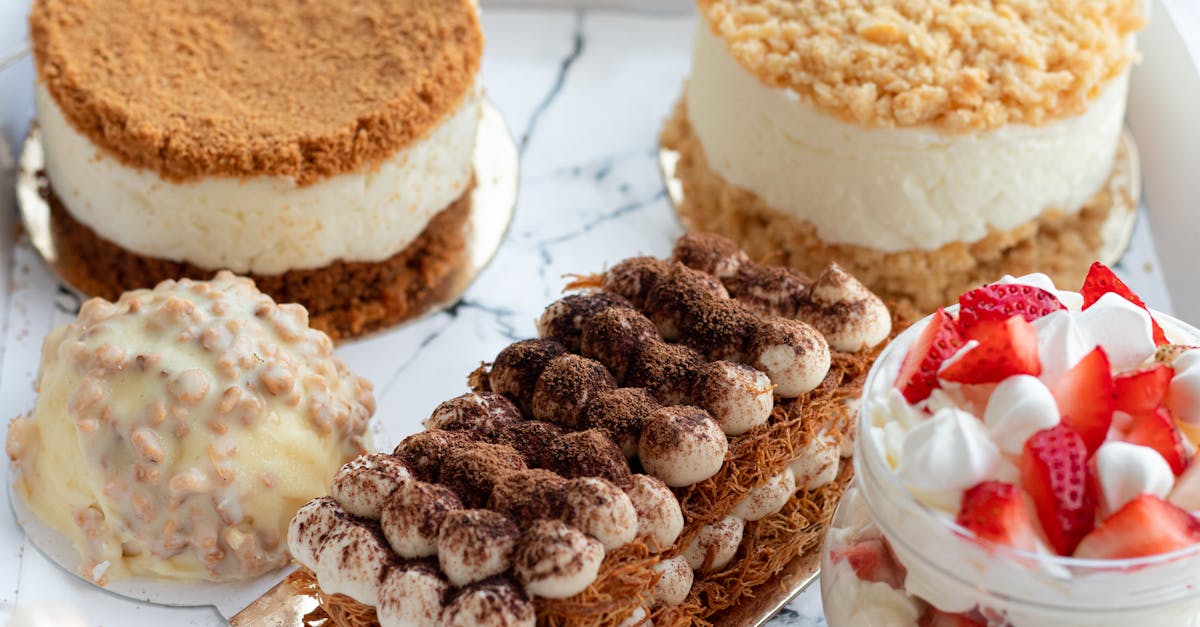 découvrez notre irrésistible tiramisu aux fraises, une délicieuse variation du dessert classique. des couches de mascarpone crémeux et de fraises fraîches, avec un biscuit savoureux, pour une explosion de saveurs à chaque bouchée.
